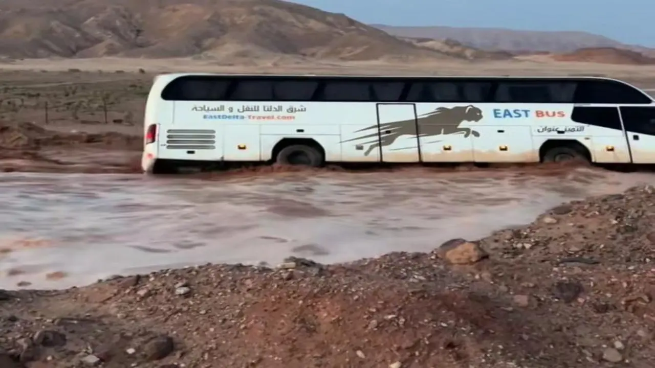 جنوح حافلة ركاب وسط عاصفة ترابية وأمطار رعدية تضرب محافظات مصر حالياً